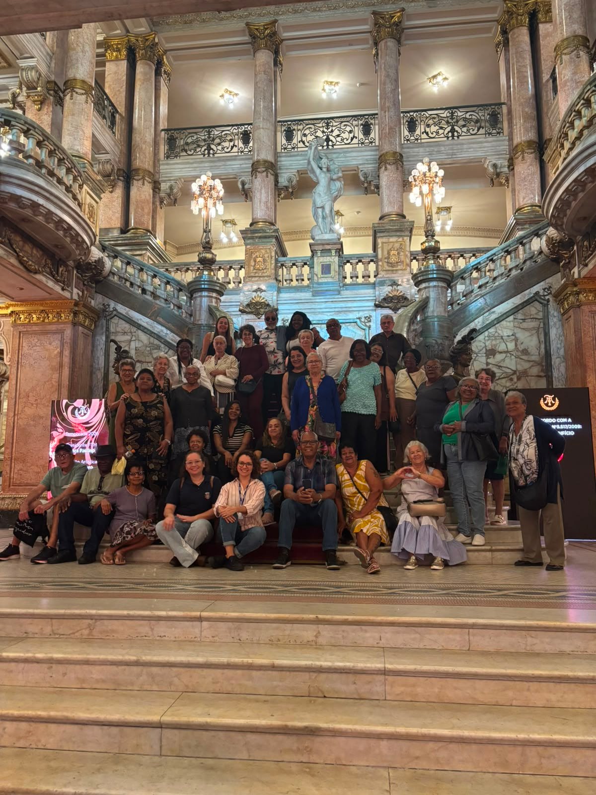 Servidores aposentados participam de passeio cultural promovido pela Funasg