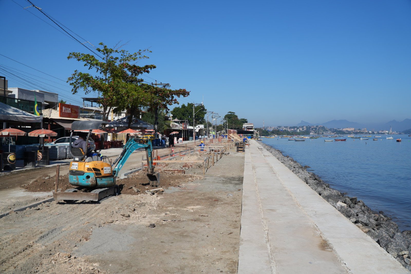 Orla da Praia das Pedrinhas ganha novo visual com obras da Prefeitura
