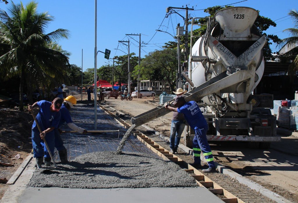 Nova etapa das obras na Praia das Pedrinhas tem início com concretagem das calçadas