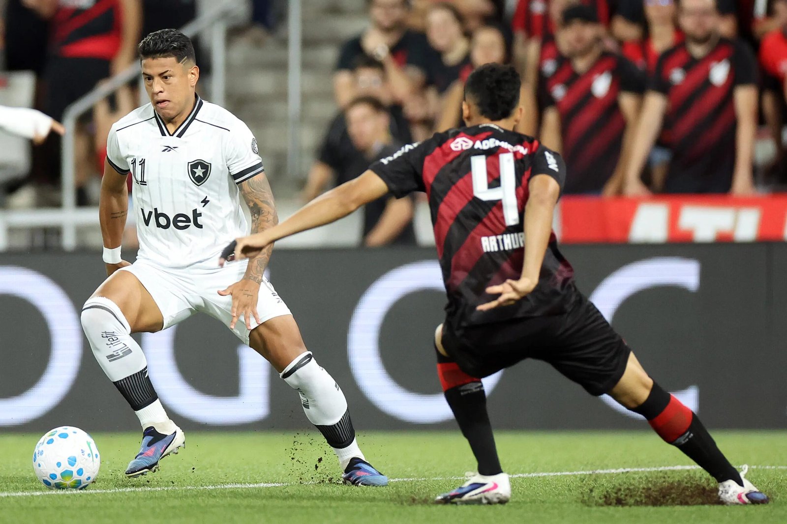 Botafogo reage no fim, mas perde para o Athletico e segue em má fase no Brasileirão