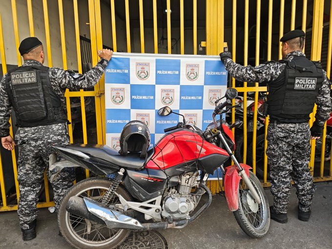 Motociclista sem CNH é detido por empinar moto na RJ-104; PM apreende arma e drogas em São Gonçalo