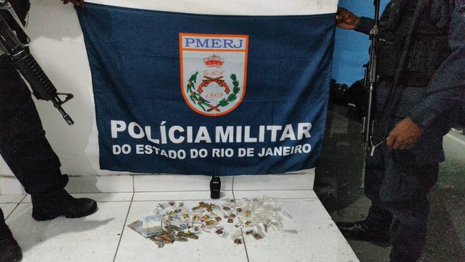 Homem é preso e dois adolescentes são apreendidos com drogas em comunidade de Niterói