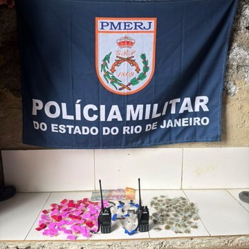 Polícia apreende drogas, rádios transmissores e dinheiro em ações em Niterói e Itaboraí
