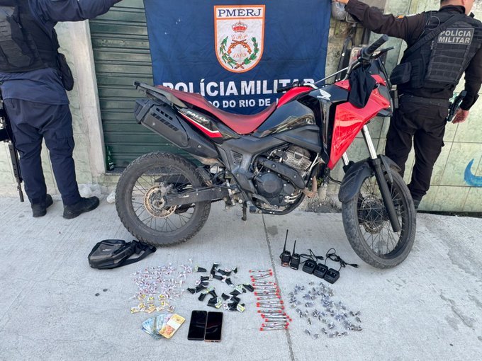 Suspeito é detido com moto clonada, drogas e rádios transmissores em Itaboraí