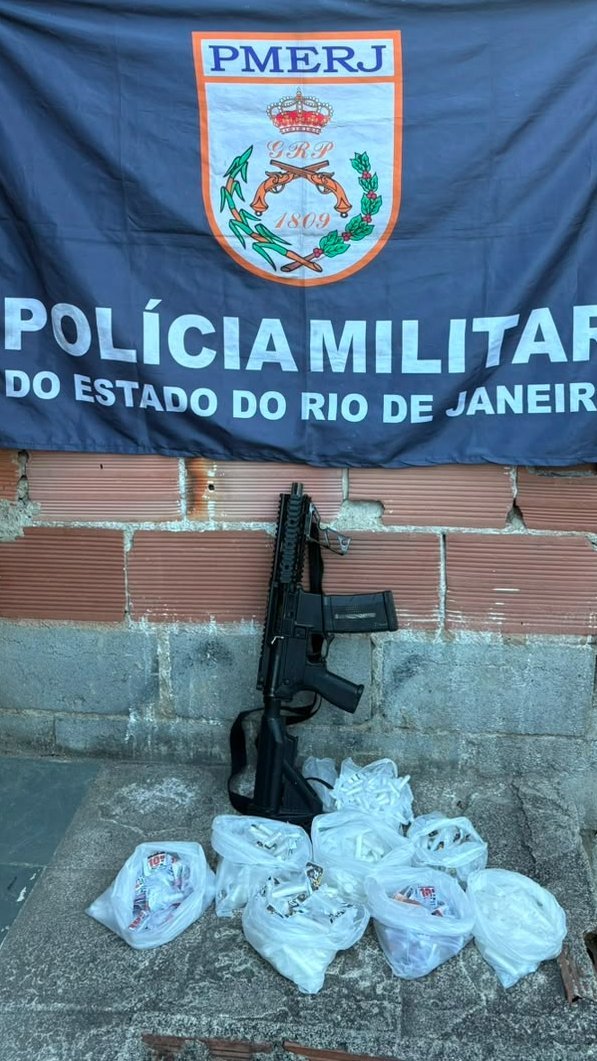 Polícia prende criminoso e apreende fuzil e drogas em comunidade de São Gonçalo