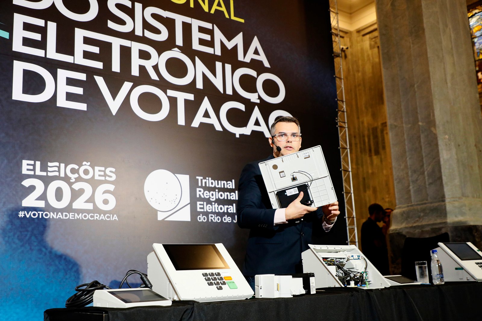 TRE-RJ abre urna eletrônica em cerimônia pública e destaca segurança do sistema de votação