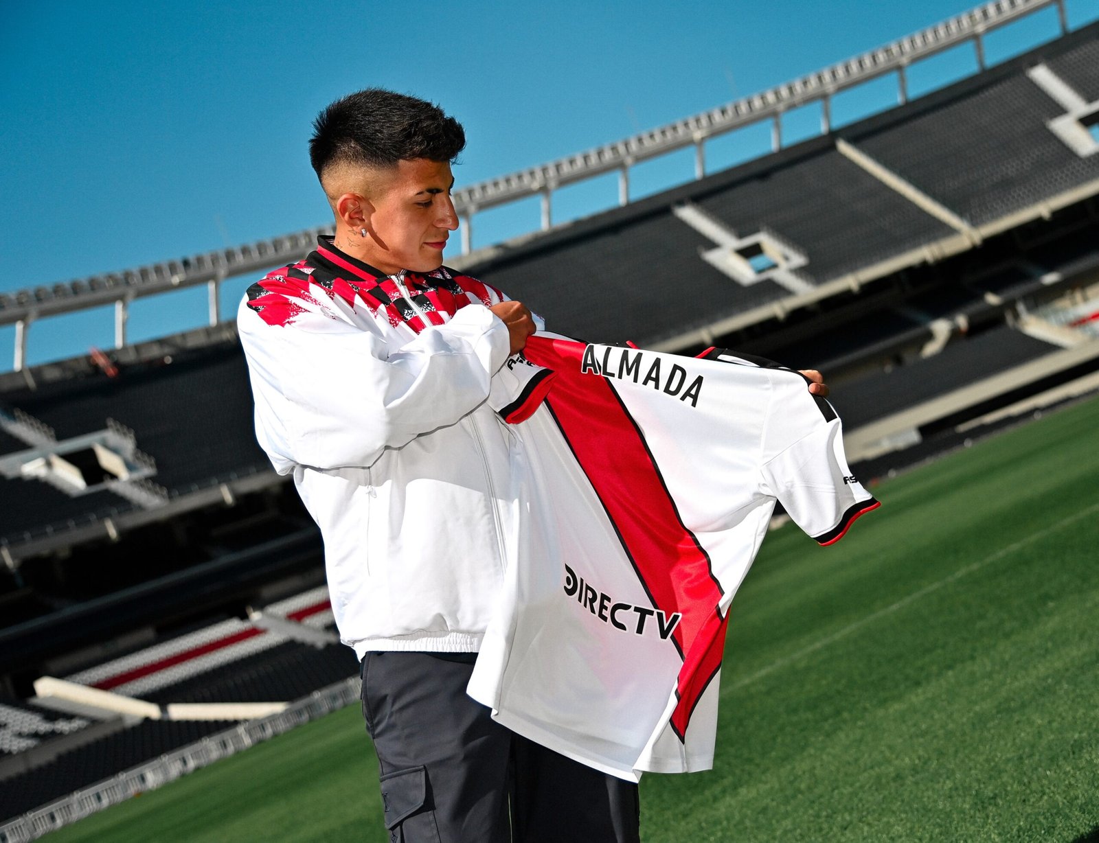 River Plate oficializa contratação de Thiago Almada, que esteve na mira do Flamengo