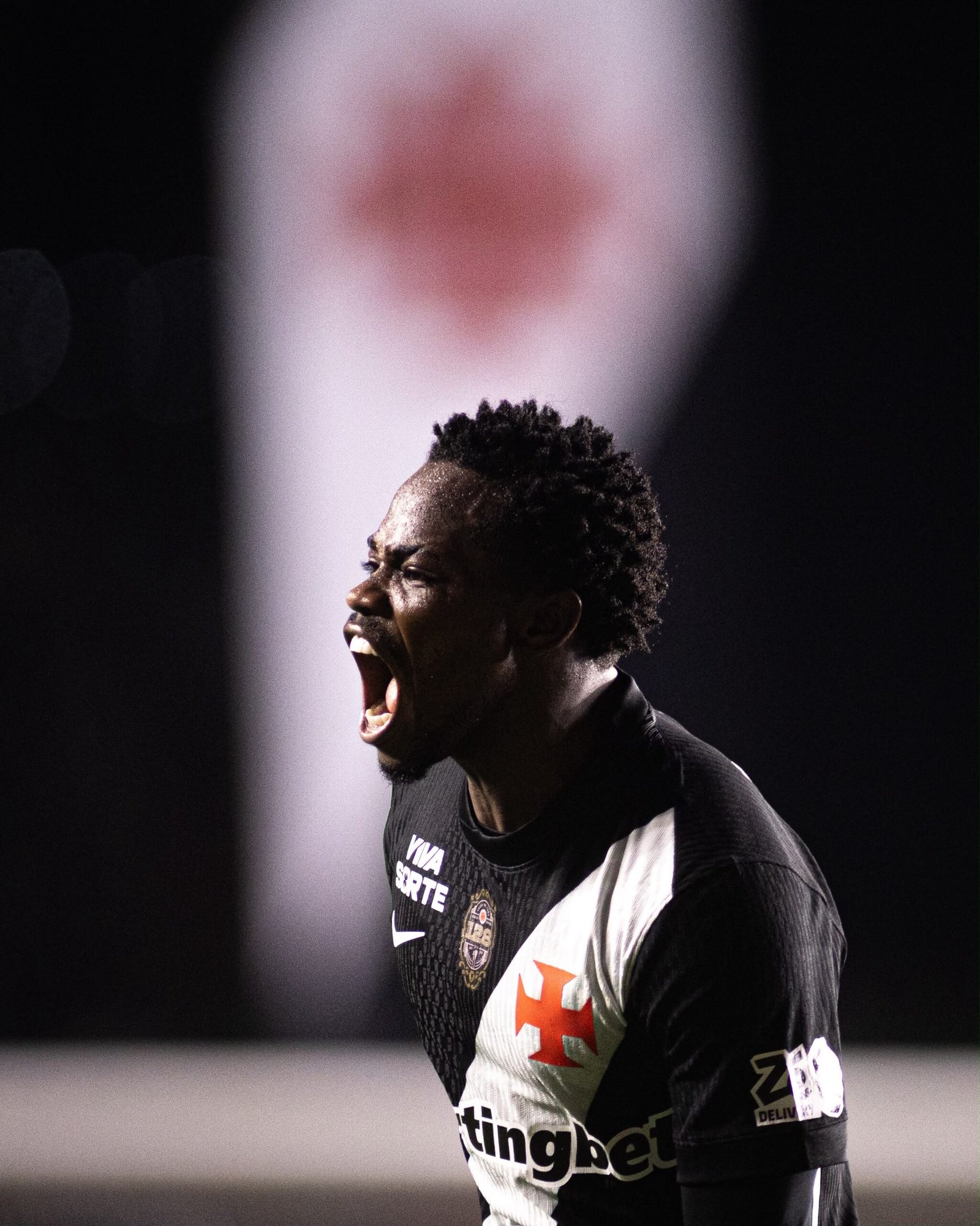 Vasco vence Vitória com um a menos e abre vantagem nas quartas da Copa do Brasil