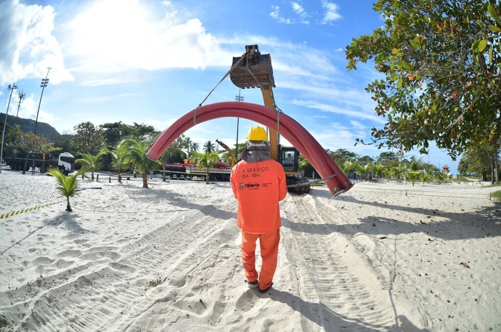 Bomba que vai levar água do mar à Lagoa de Piratininga começa a ser instalada