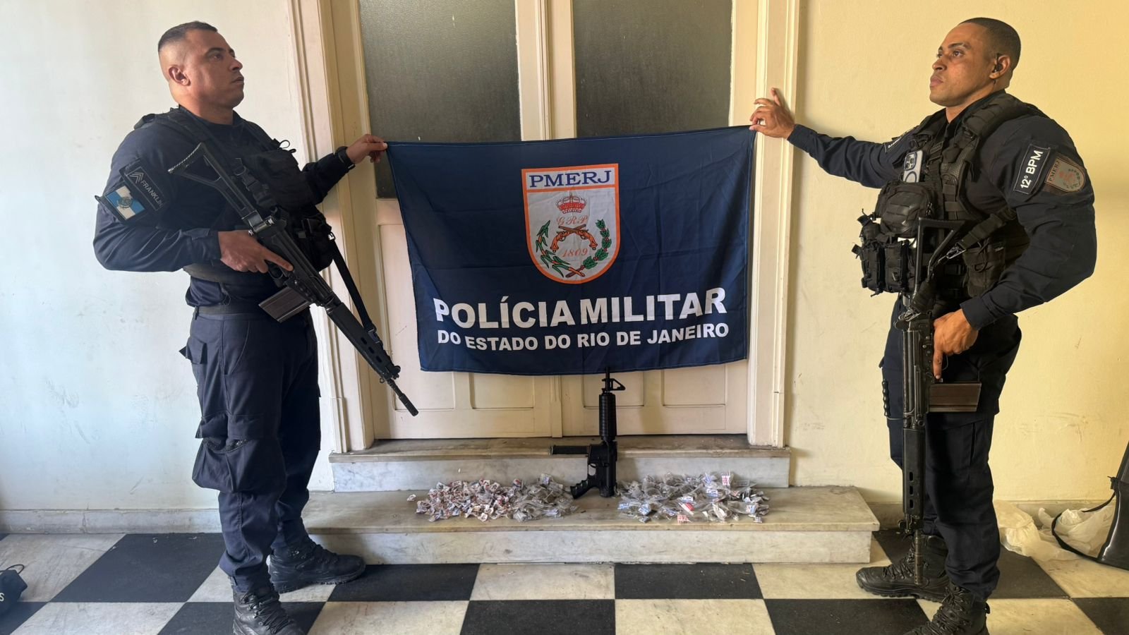 Suspeito é detido e 12º BPM apreende drogas e simulacro de arma na Comunidade da Chácara, em Niterói