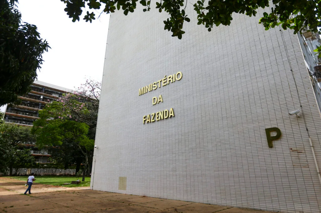 Governo do RJ negocia reestruturação de R$ 26 bilhões em dívidas com bancos