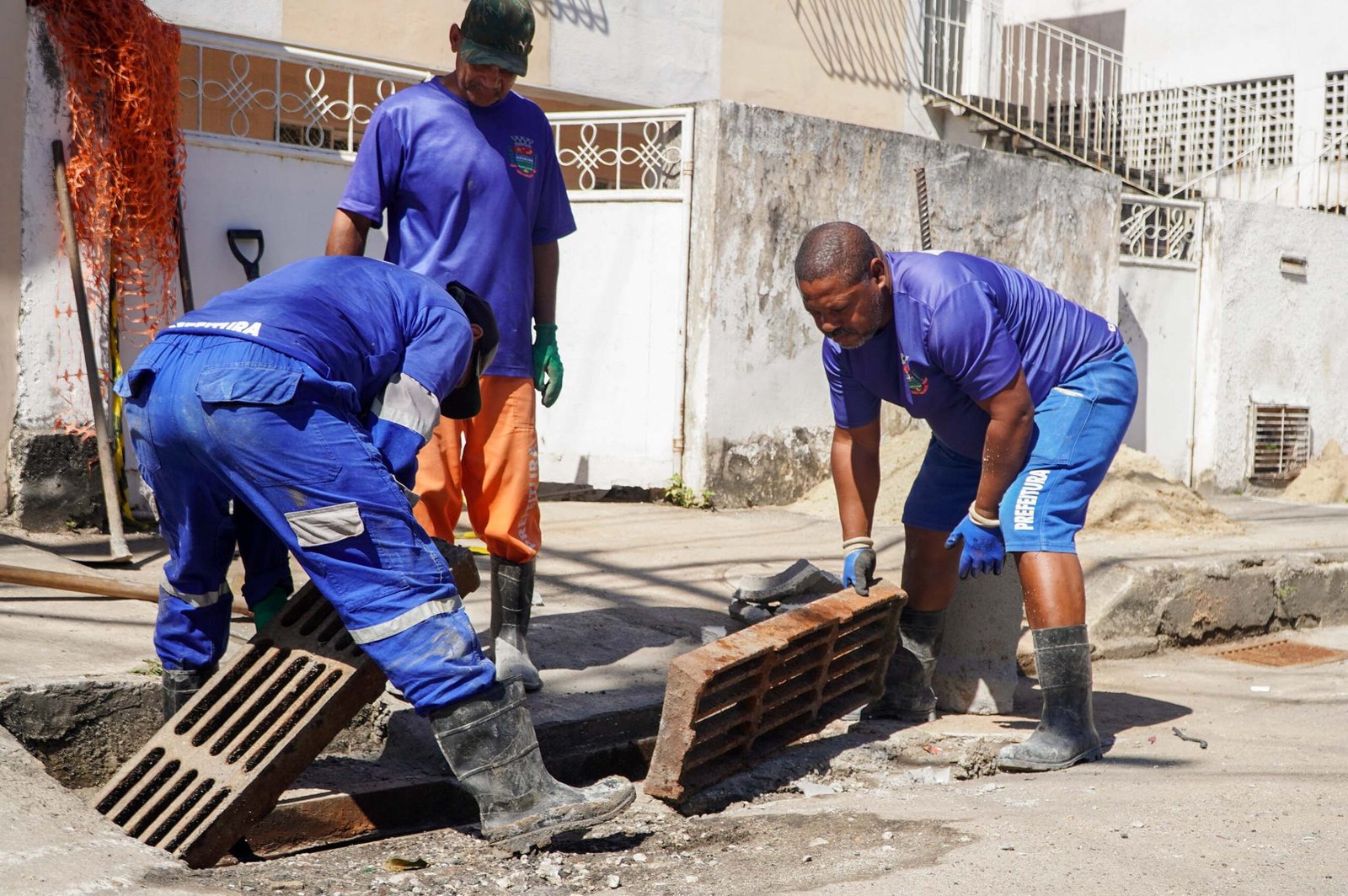 DCO realiza limpeza de redes de águas pluviais por toda cidade