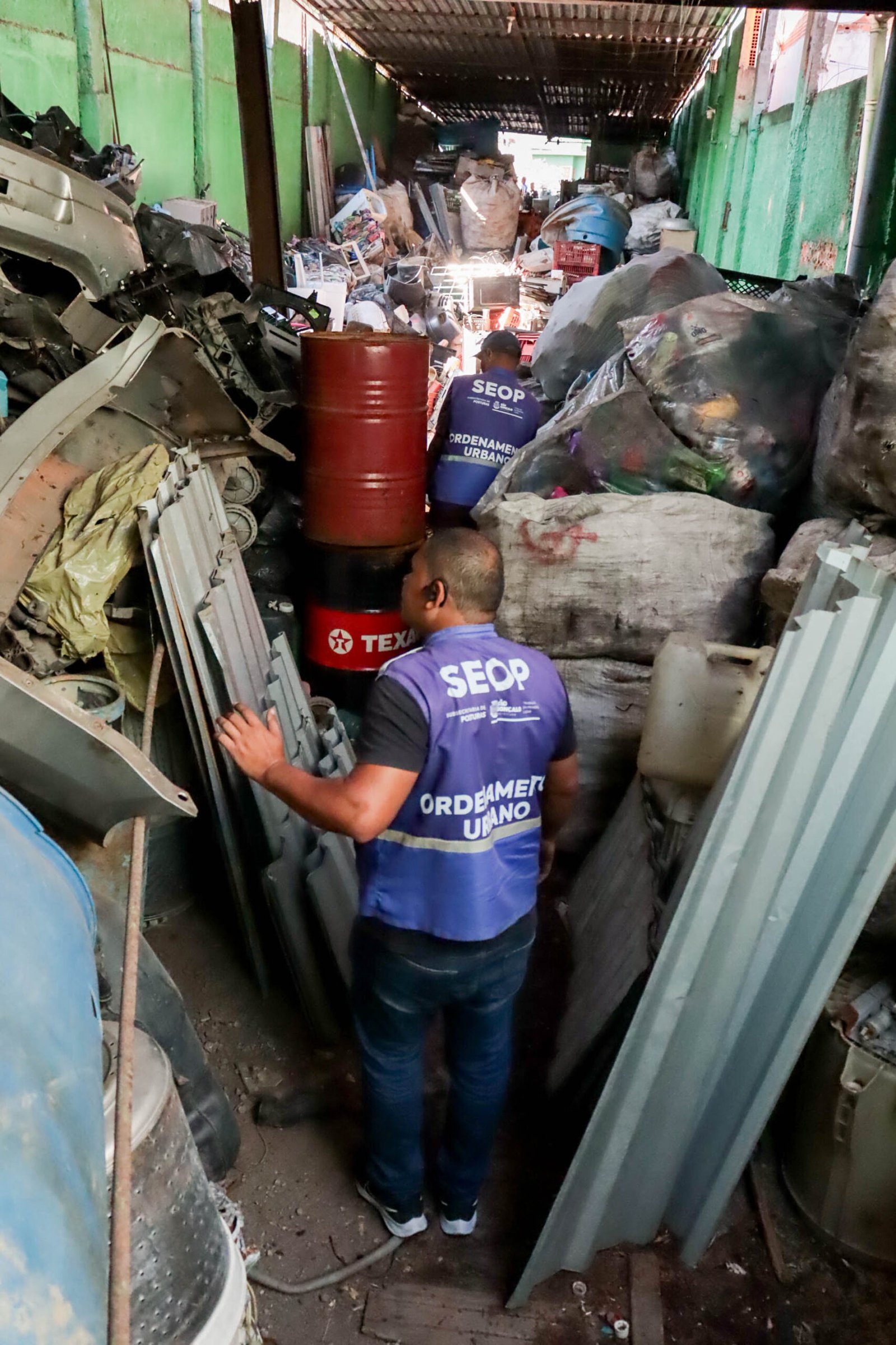 Posturas de São Gonçalo interdita mais um ferro-velho durante fiscalização