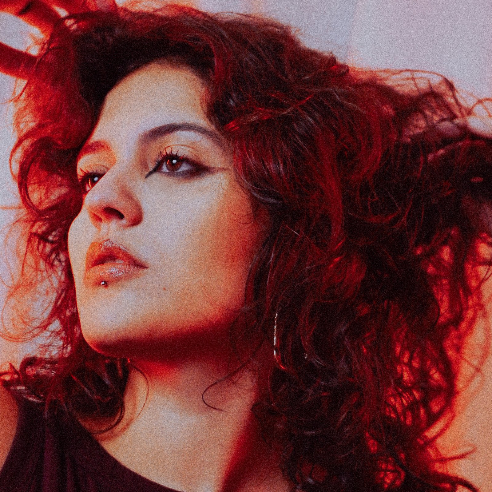 Cantora e compositora de Niterói lança seu primeiro EP em formato de Live Session