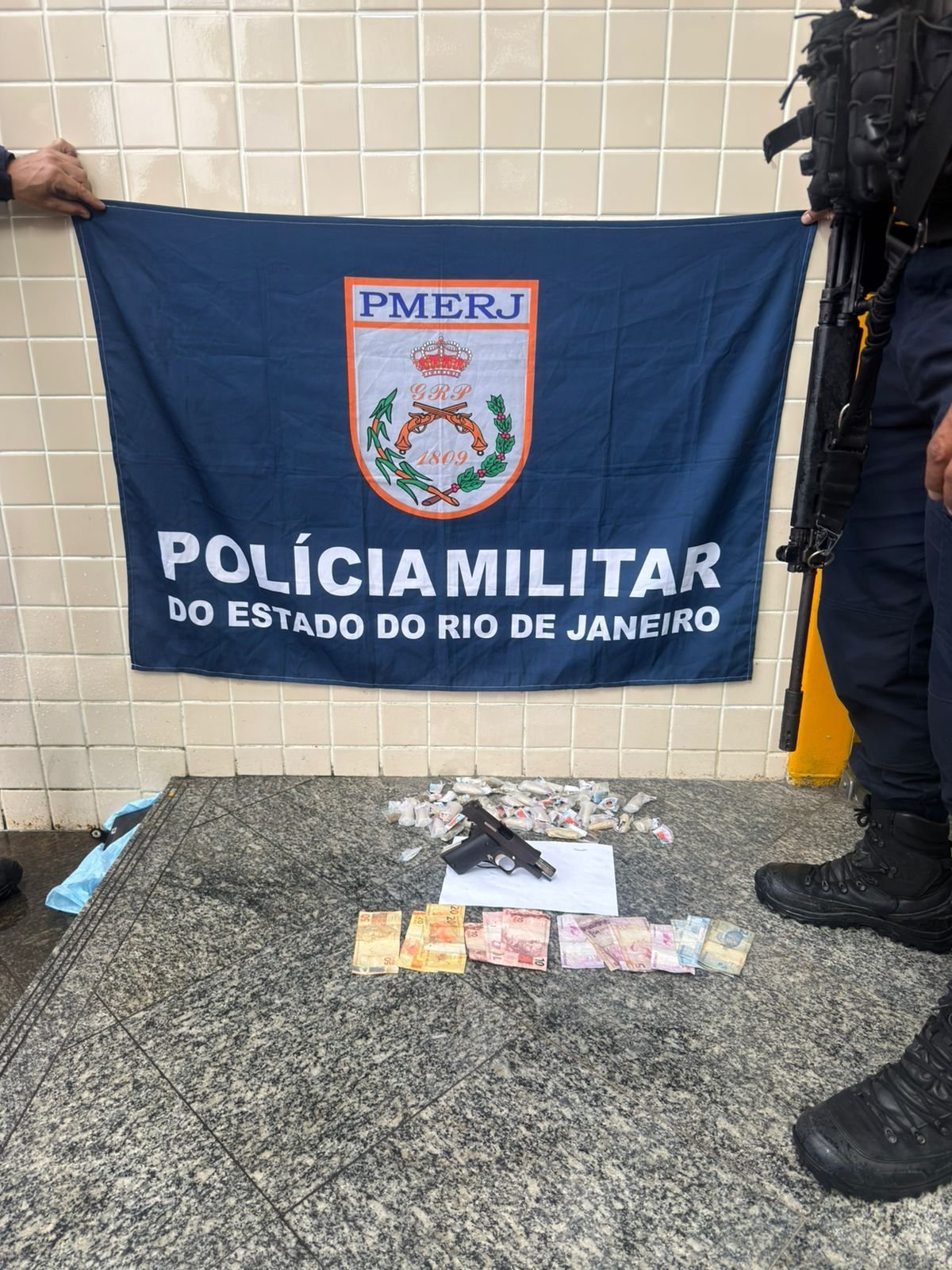 Criminoso é preso com pistola e drogas durante patrulhamento em Niterói