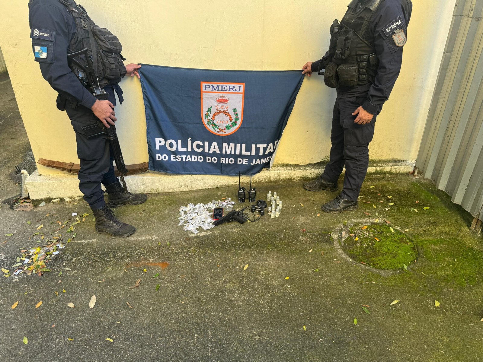 PM apreende material do tráfico após confronto em comunidade de Niterói