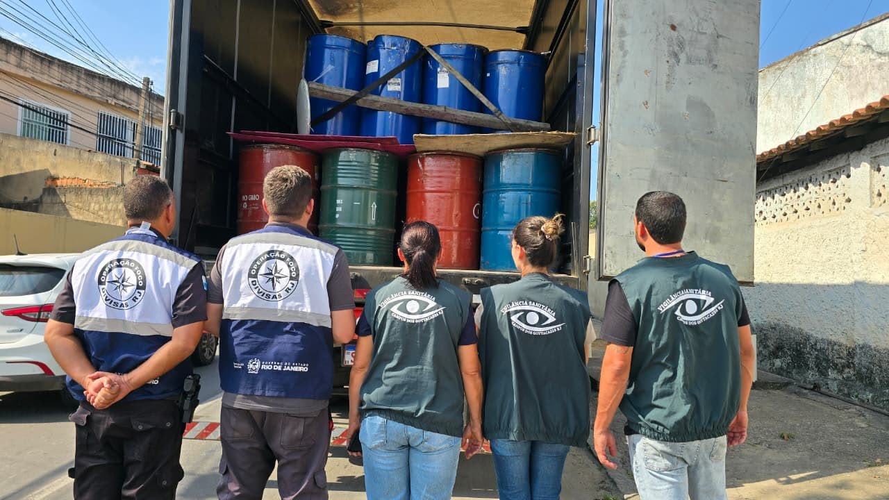Carreta com 32 toneladas de polpa de fruta sem armazenamento adequado é interceptada a caminho de Rio Bonito