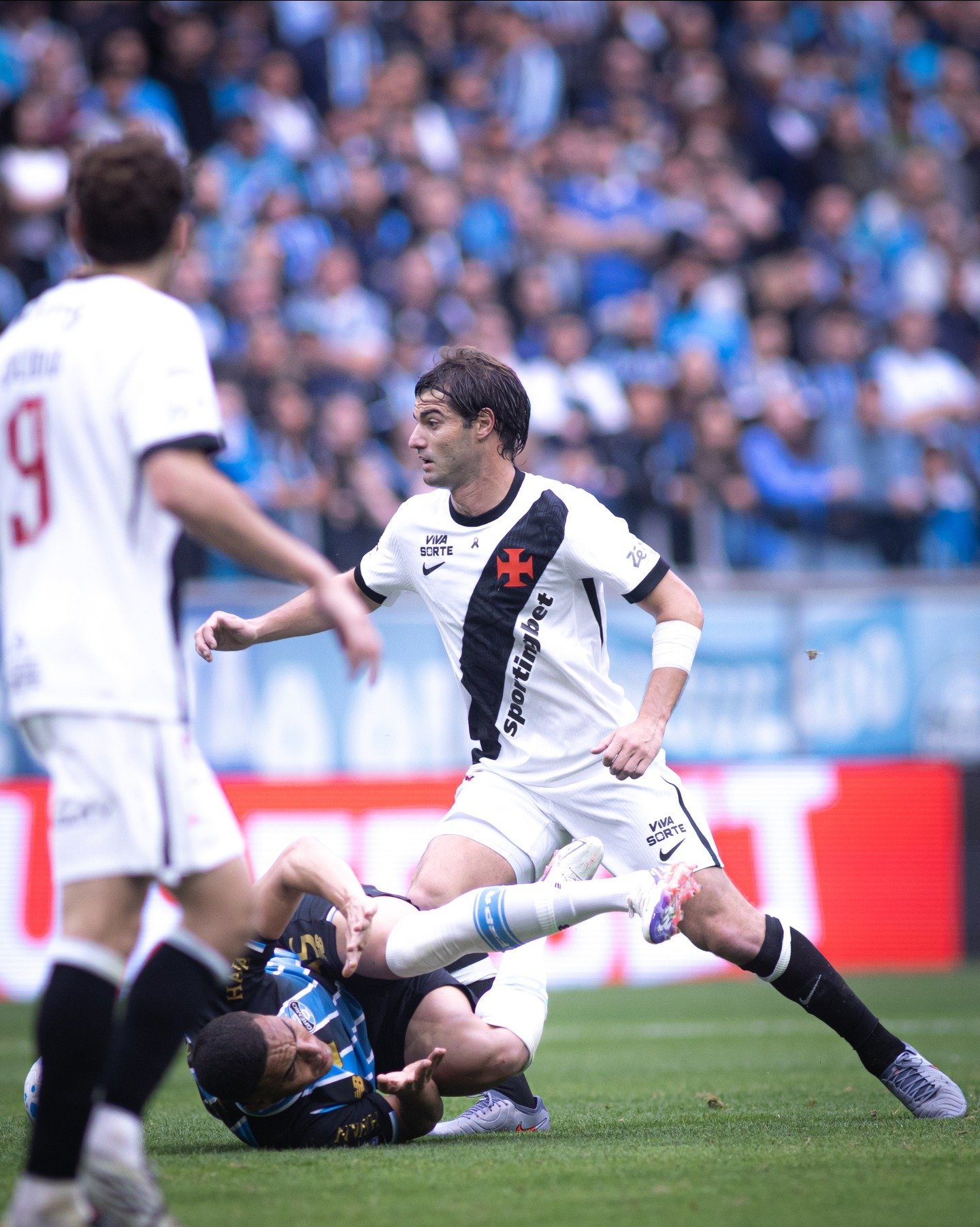 Vasco vira em quatro minutos, respira e puxa Grêmio para drama contra o Z4