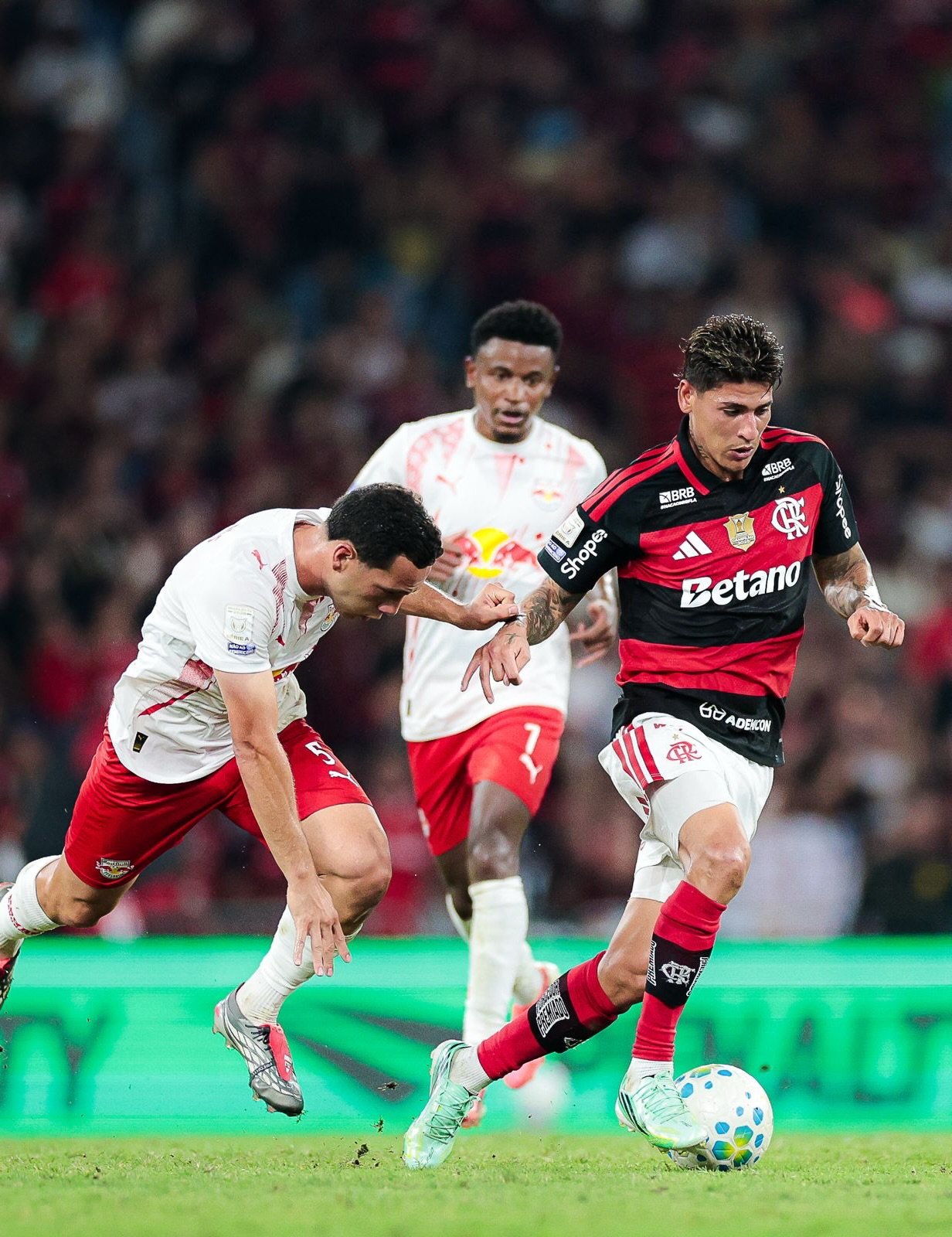 Flamengo vence o Bragantino e abre três pontos na liderança do Brasileirão