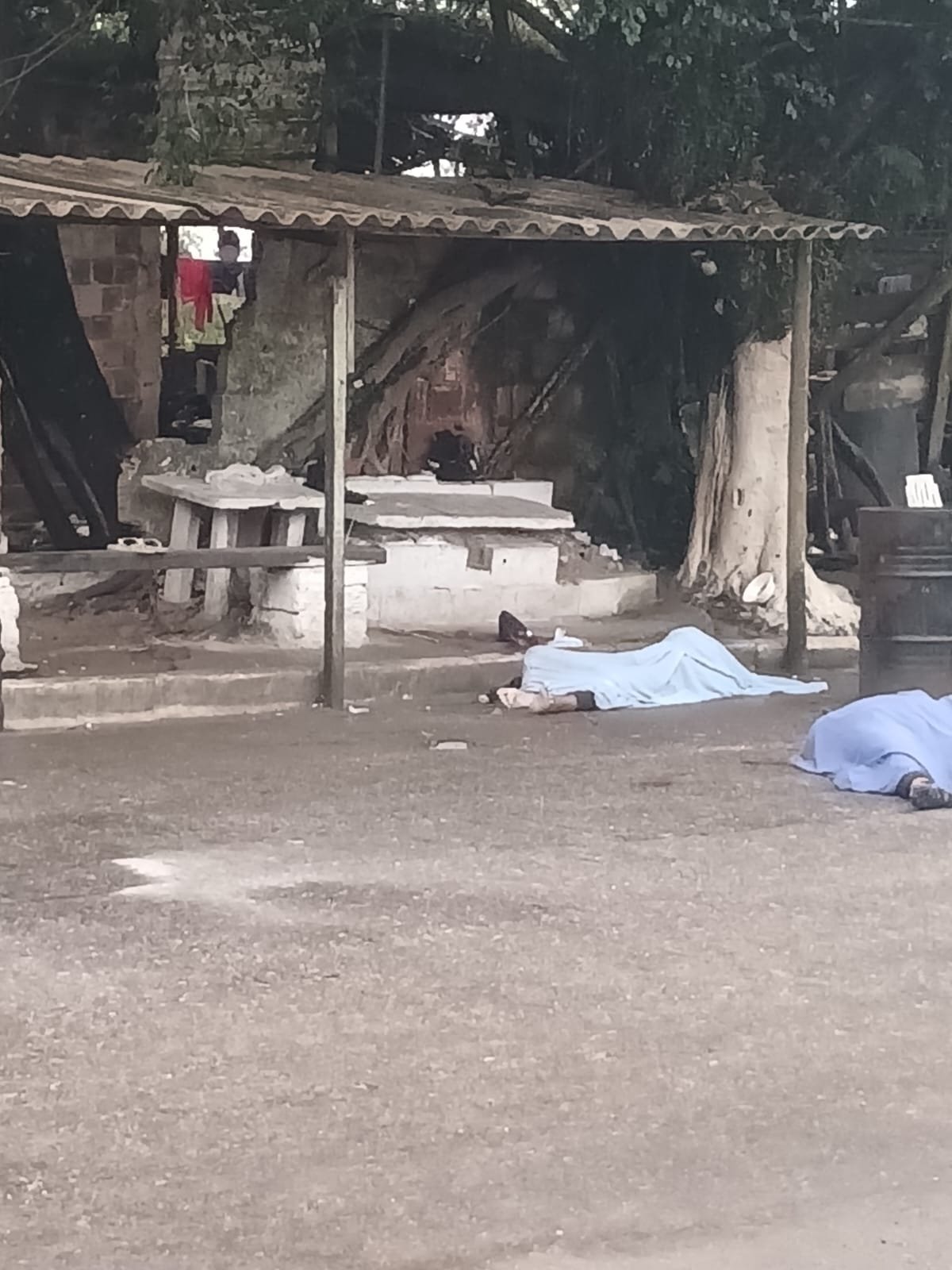 Dois homens são mortos a tiros durante a madrugada no Caramujo, em Niterói