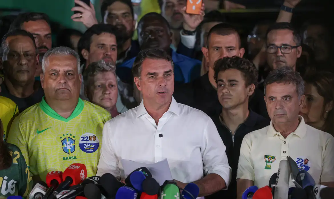 Flávio Bolsonaro não reconhece derrota e promete pedir anulação das eleições