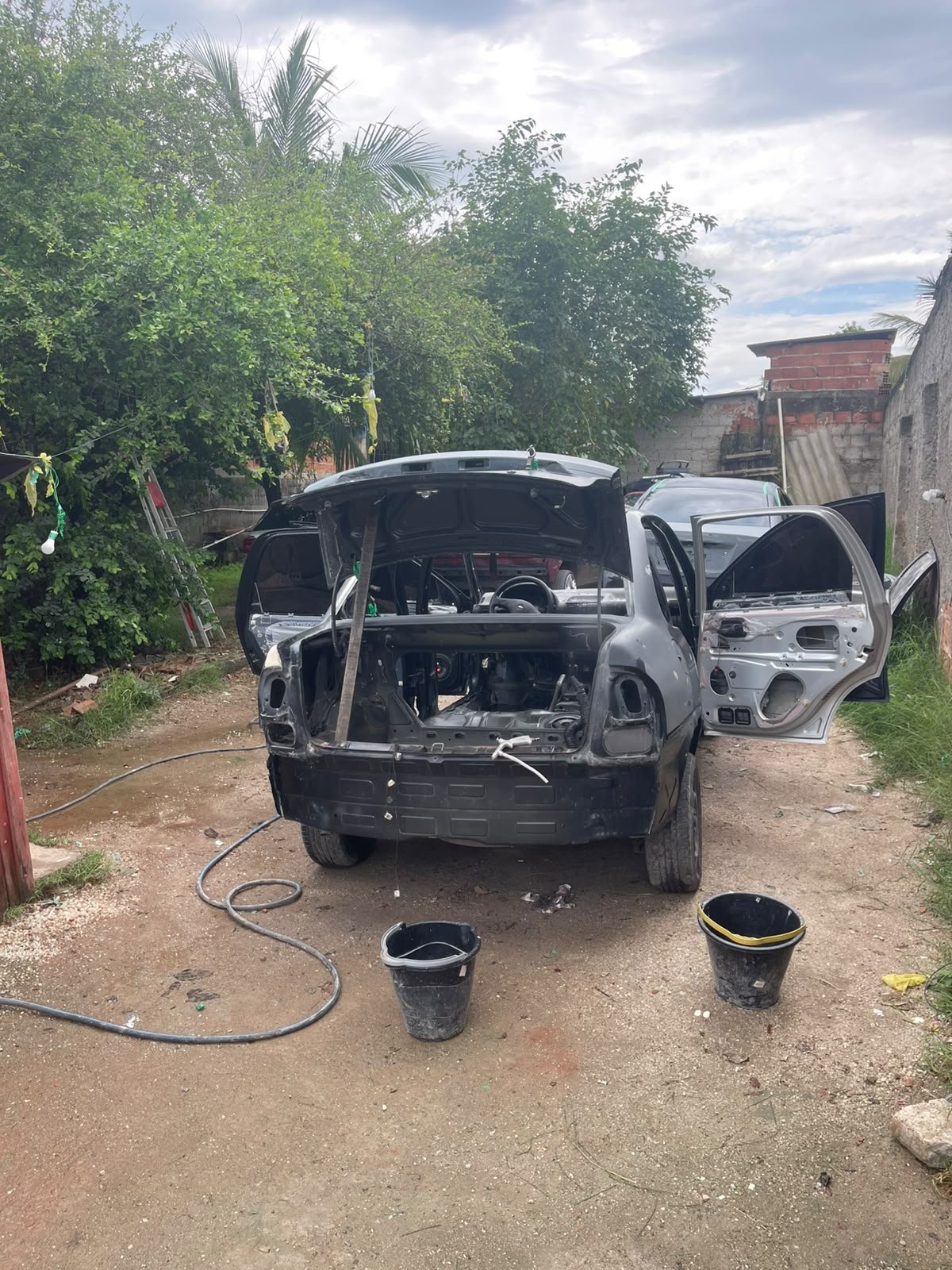 Polícia ambiental flagra oficina de pintura automotiva sem licença em Maricá