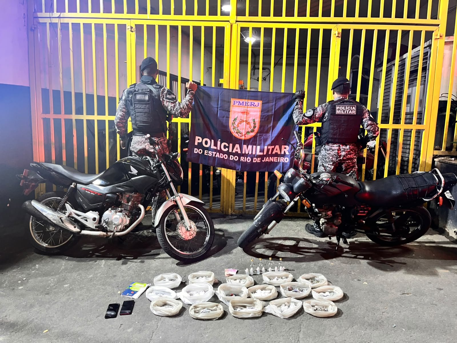 Recom prende dois criminosos e apreende drogas e motos em São Gonçalo