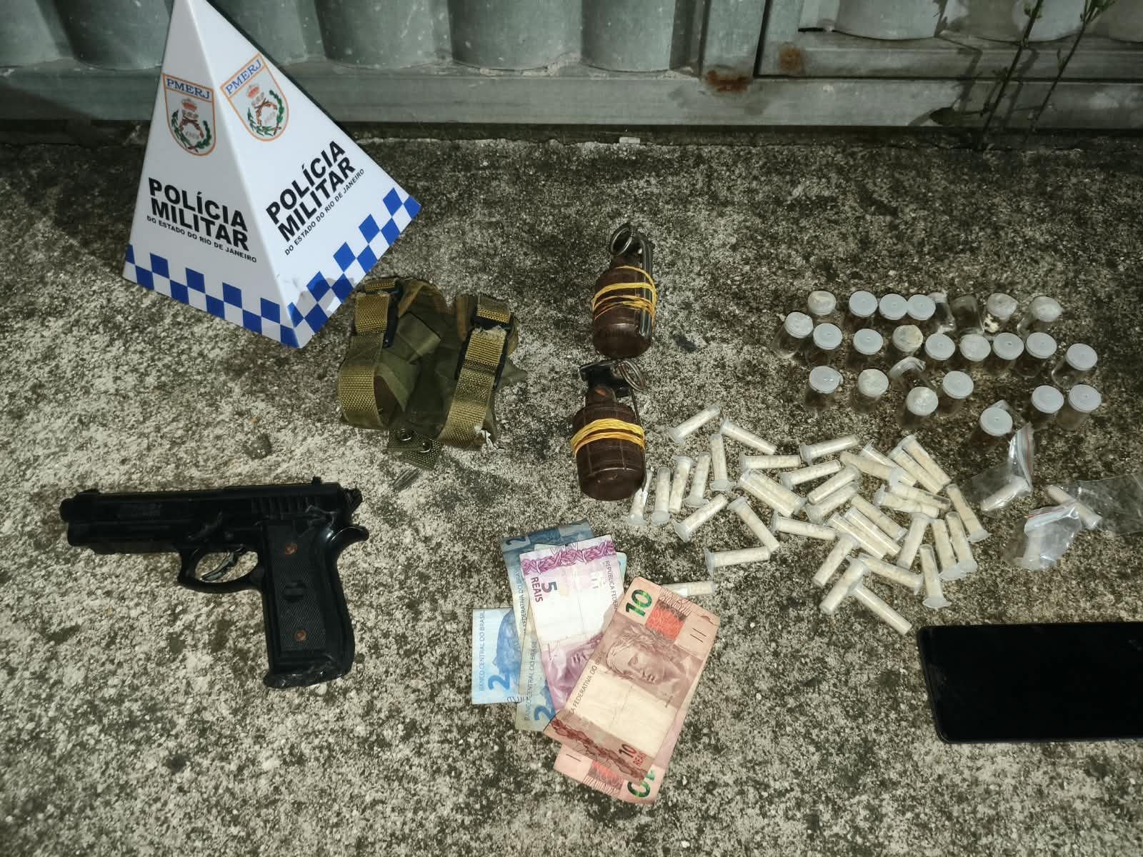 Policiais do 35º BPM prendem suspeito com granadas, drogas e simulacro em Itaboraí