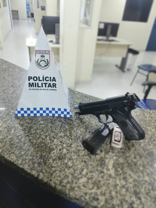 Simulacro de pistola é apreendido durante abordagem em Itaboraí