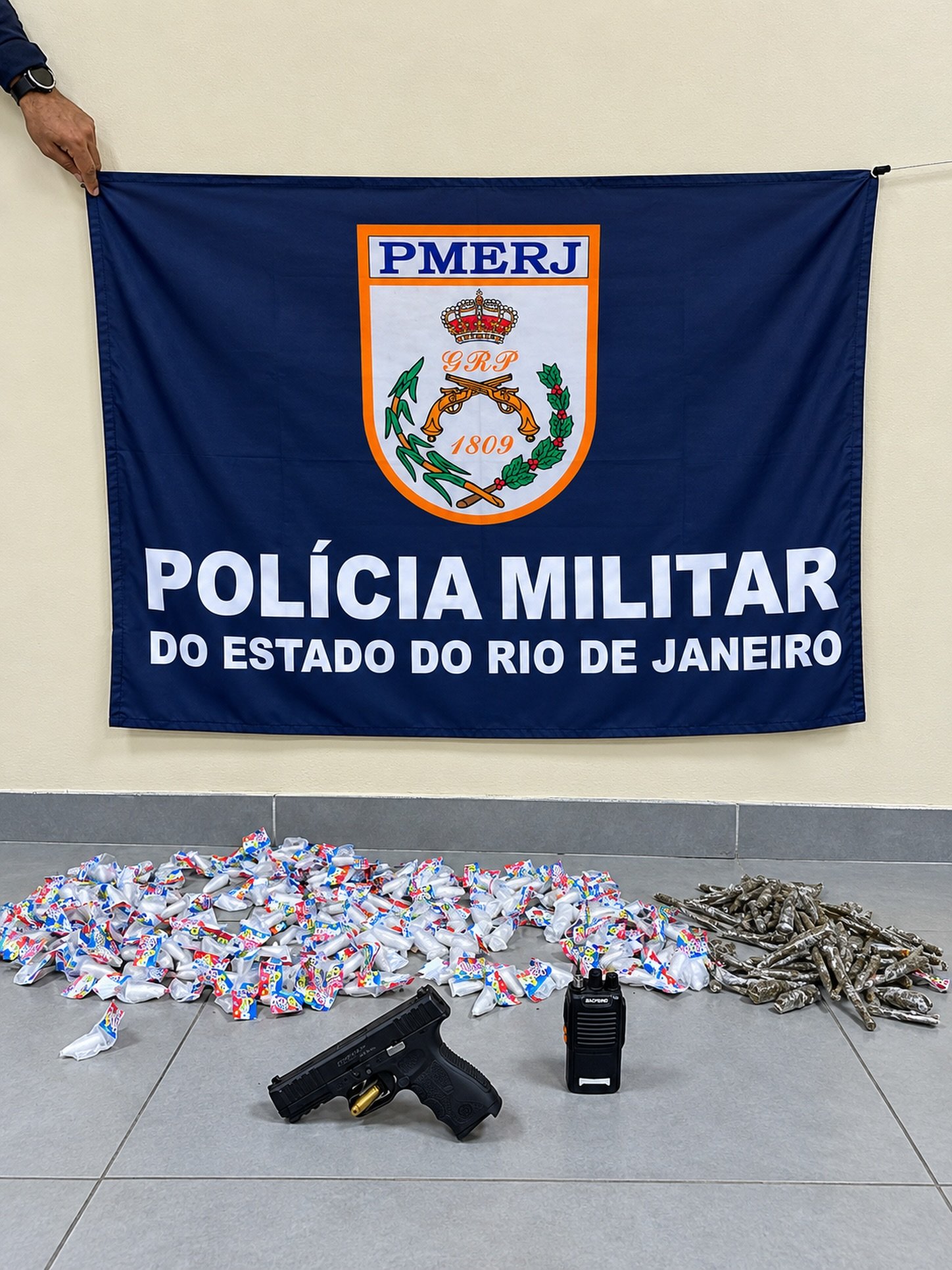 Homem é preso com pistola e grande quantidade de drogas no Boaçu, em São Gonçalo