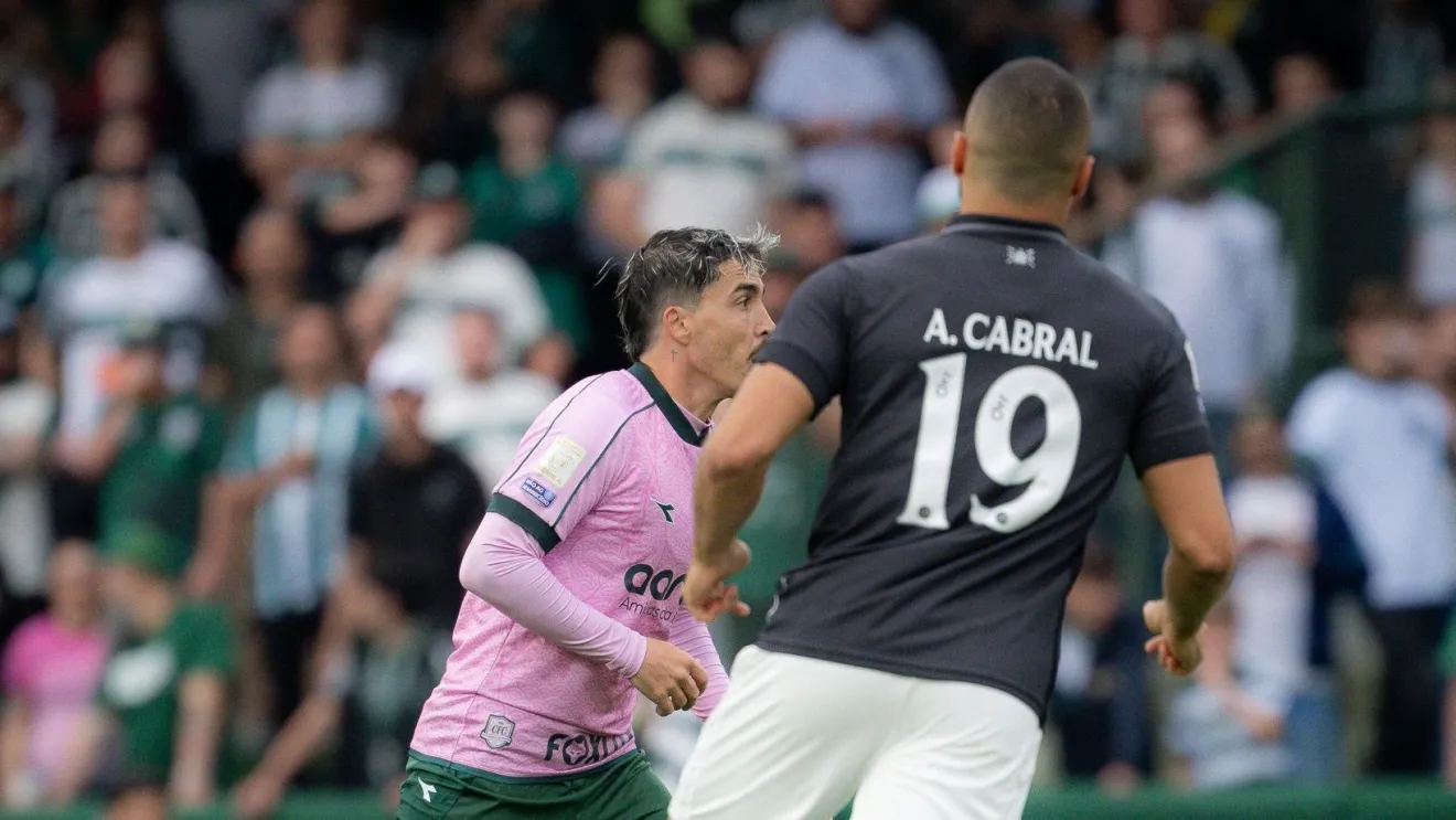 Botafogo empata com o Coritiba e segue pressionado no Brasileirão