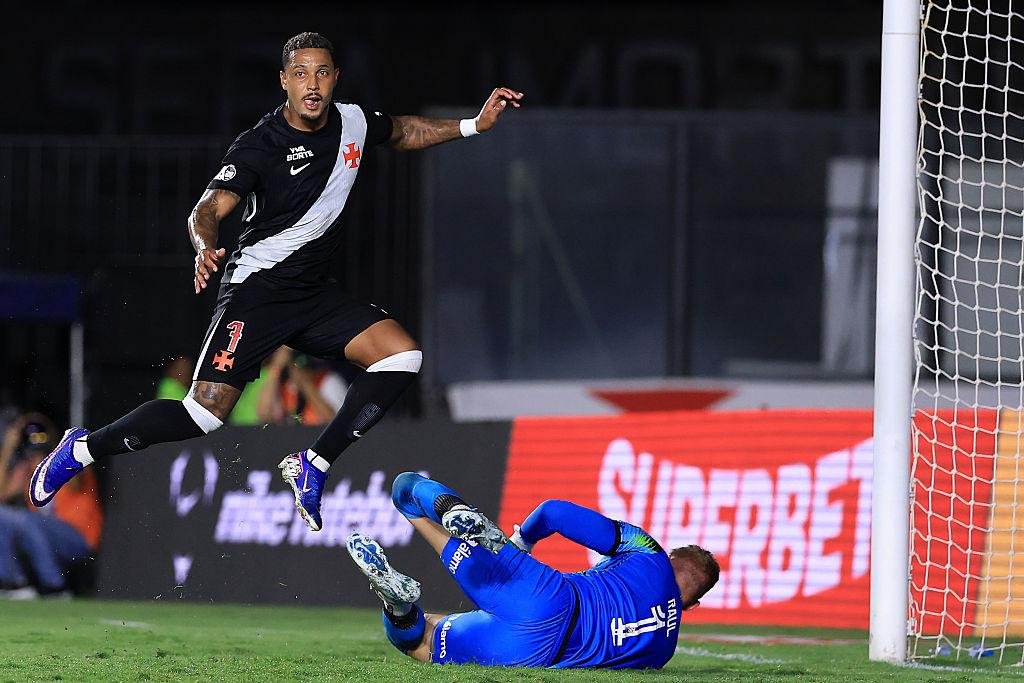 Vasco vence o Botafogo no Nilton Santos e se afasta da zona de rebaixamento