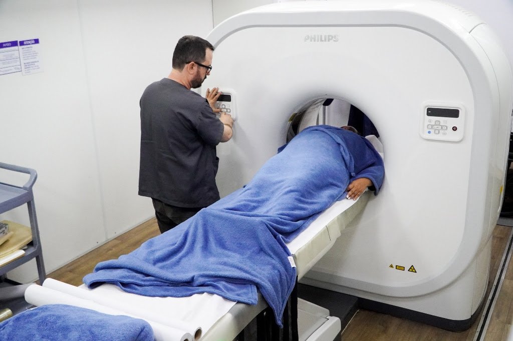 Carreta da tomografia convoca gonçalenses para realizar exames
