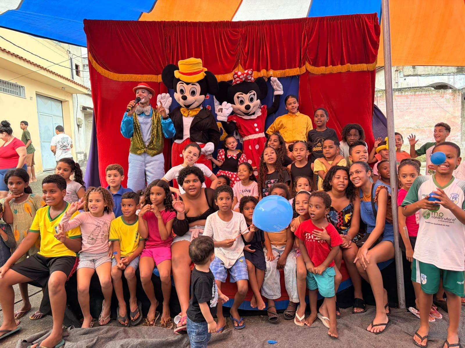Chuva não impede diversão das crianças na Caravana de Arte e Lazer em São Gonçalo
